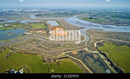 Sene (Bretagna, Francia nord-occidentale): Vista aerea delle ex paludi saline, che ospita la riserva naturale Marais de Sene, sul fiume Nayalo, nel Foto Stock