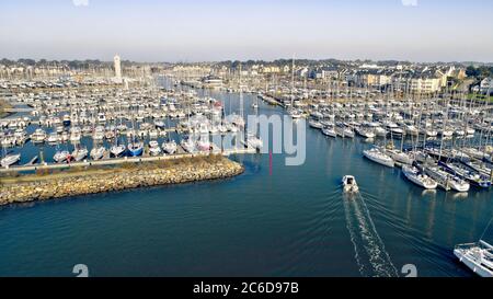 Veduta aerea del porto di le Crouesty ad Arzon (Bretagna, Francia nord-occidentale): barche a vela ormeggiate a pontoni Foto Stock