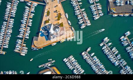 Veduta aerea del porto di le Crouesty ad Arzon (Bretagna, Francia nord-occidentale): barche a vela ormeggiate a pontoni Foto Stock