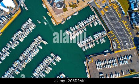 Veduta aerea del porto di le Crouesty ad Arzon (Bretagna, Francia nord-occidentale): barche a vela ormeggiate a pontoni Foto Stock