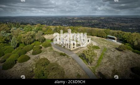 Cerisy-Belle-Etoile (Francia nord-occidentale): Vista aerea delle rovine del castello sul monte di Cerisy Foto Stock