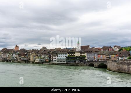 Rheinfelden, AG / Svizzera - 6 luglio 2020: Storico centro storico di Rheinfelden, sul Reno superiore Foto Stock