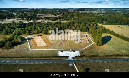 Aubigne-Racan (Francia nord-occidentale): Veduta aerea del sito archeologico del complesso gallo-romano di Cherre. Resti del teatro antico e. Foto Stock