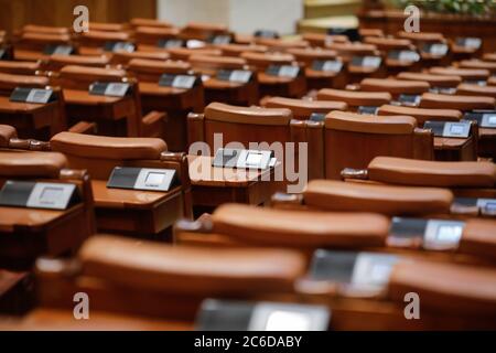 Bucarest / Romania - 30 giugno 2020: Sistema di votazione elettronico all'interno della Camera dei deputati, nel Palazzo del Parlamento. Foto Stock