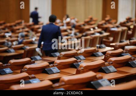 Bucarest / Romania - 30 giugno 2020: Sistema di votazione elettronico all'interno della Camera dei deputati, nel Palazzo del Parlamento. Foto Stock