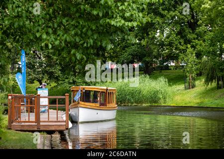 Riga, Lettonia - 3 luglio 2020: Barca per i turisti sul canel del fiume Daugava a riga centro, tempo di vacanza in Lettonia Foto Stock