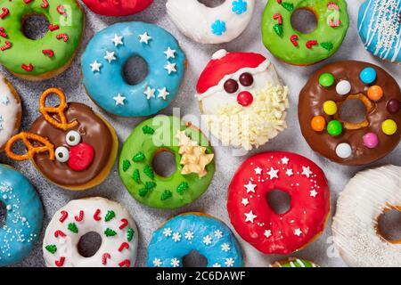 Set di ciambelle di Natale su sfondo grigio in pietra. Natale e Capodanno concetto di celebrazione. Vista dall'alto. Foto Stock