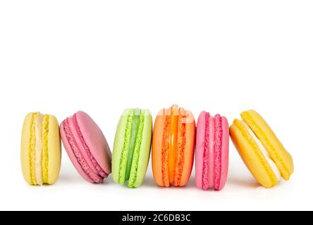 Macaroni francesi colorati in fila Foto Stock