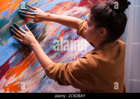 Immagini Stock - Giovane Donna Che Dipinge Un Capolavoro Su Tela Di Grandi  Dimensioni In Laboratorio D'arte. Pittura D'arte Moderna Su Tela,  Capolavoro Di Disegno Artistico Creativo, Contemporaneo E Di Successo. Image