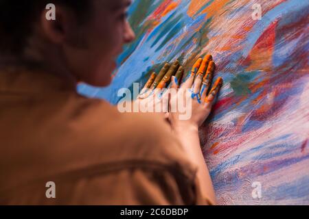 Mani di artista con pittura su tela in studio d'arte. Pittura moderna su tela, creativo, contemporaneo e di successo artista di arte di disegno capolavoro Foto Stock