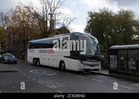 Un autobus National Express preleva i passeggeri nel Broadway Winchester . Il pullman è uno Scania K410EB6 con carrozzeria Caetano Levante Foto Stock