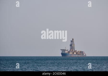 la piattaforma di perforazione offshore effettua l'esplorazione di depositi minerali. Foto Stock