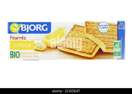 Pacchetto di biscotti riempiti con avena al limone e cioccolato prodotto da Bjorg Foto Stock