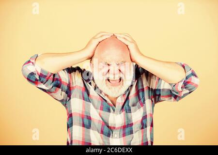 Health care concetto. La calvizie maschile condizione genetica causata da diversi fattori. I primi segni balding. Le persone anziane. Nonno barbuto capelli grigi. La perdita di capelli. L'uomo la perdita di capelli. Problemi di età. Foto Stock