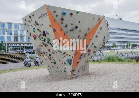 Parete da arrampicata di fronte allo Sportcentrum Universum presso il Science Park di Amsterdam Olanda 2018 Foto Stock
