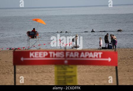 Washington, DC, Stati Uniti. 1 luglio 2020. Un bagnino è visto in servizio ad una spiaggia in Coney Island di New York City, gli Stati Uniti, 1 luglio 2020. Credit: Wang Ying/Xinhua/Alamy Live News Foto Stock