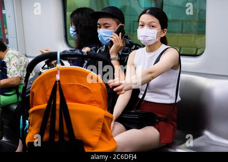 Hong Kong, Cina. 9 luglio 2020. Le persone con maschera chirurgica sono viste sul treno. Hong Kong ha riferito un secondo giorno di aumento delle infezioni locali, 28 nuovi casi locali, tra cui 10 con fonti ignote di infezione. Credit: Keith Tsuji/ZUMA Wire/Alamy Live News Foto Stock