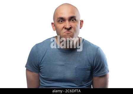 Foto di giovane calvo arrabbiato uomo in camicia blu tee Foto Stock