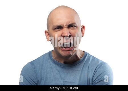 Foto di giovane calvo arrabbiato urlando uomo in camicia blu tee Foto Stock