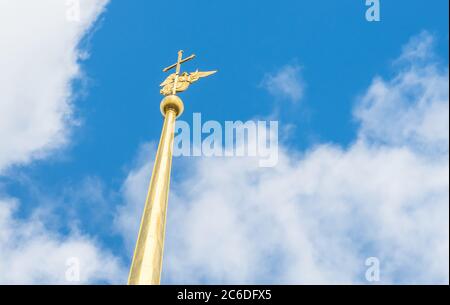 Angelo e Croce sulla guglia della Cattedrale di Pietro e Paolo a San Pietroburgo, Russia Foto Stock