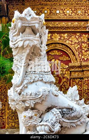 Singh (Leone Guardiano) statua di fronte a Wat Mahawan, Chiang mai, Thailandia Foto Stock