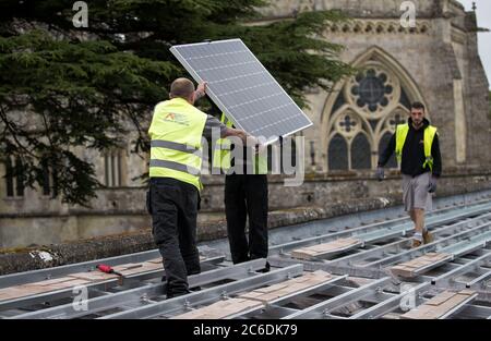 Pannelli solari sono installati sul tetto del chiostro sud della Cattedrale di Salisbury, come parte dei piani della cattedrale di essere neutrale dal carbonio. Foto Stock