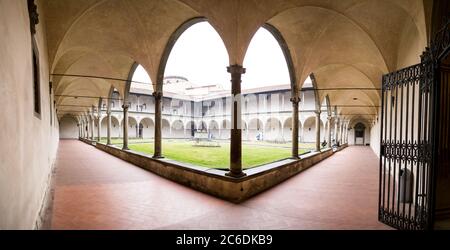 Firenze, Italia, 2016. Vista del secondo chiostro della chiesa di Santa Croce dal suo portico durante una giornata invernale nuvolosa Foto Stock