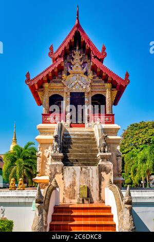 Dettaglio dell'ho trai (Biblioteca) di Wat Phra Singh a Chiang mai Foto Stock