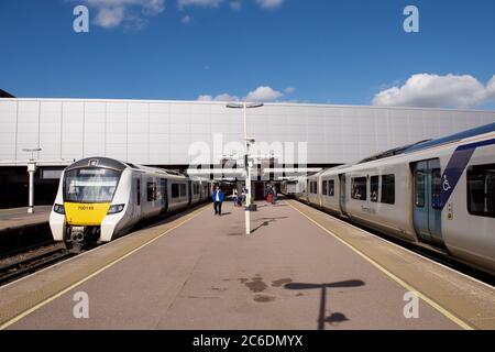 Treno Thameslink all'aeroporto di Gatwick Foto Stock