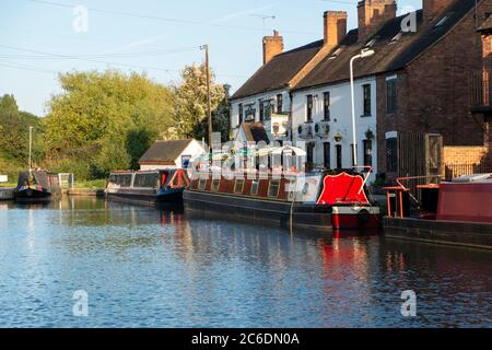 Pub sul canale Foto Stock