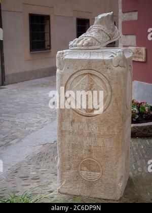 GIRONA SPAGNA-27 GIUGNO 2020: Statua dei piedi di San Narcis al Carrer de les Mosques (Via delle Mosche) Foto Stock