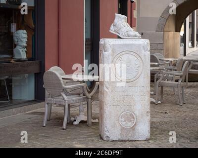 GIRONA SPAGNA-27 GIUGNO 2020: Statua dei piedi di San Narcis al Carrer de les Mosques (Via delle Mosche) Foto Stock