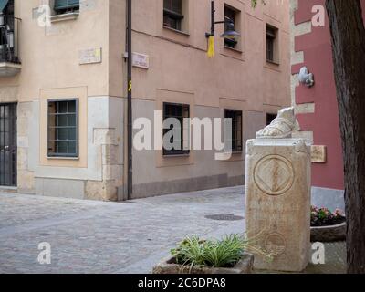 GIRONA SPAGNA-27 GIUGNO 2020: Statua dei piedi di San Narcis al Carrer de les Mosques (Via delle Mosche) Foto Stock