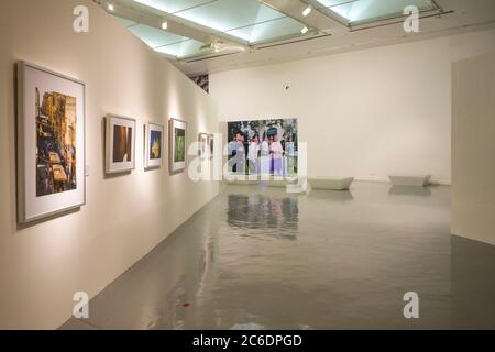 Bangkok Art and Culture Centre (BACC), interni, opere d'arte in mostra, Bangkok, Thailandia. Foto Stock