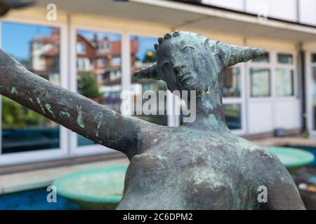 Statua, scultura, Cliffs Pavilion, Southend-on-Sea, Regno Unito, luglio 2020 Foto Stock