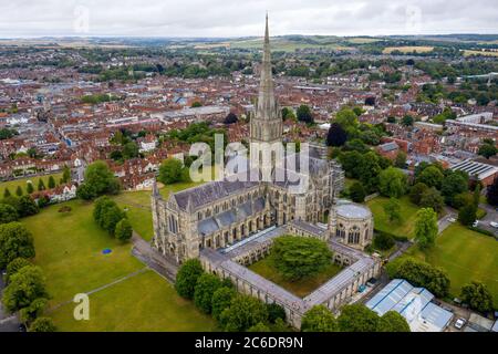 Una vista aerea della Cattedrale di Salisbury dove il primo dei nuovi pannelli solari che sono stati installati sul chiostro sud come parte dei piani della cattedrale di essere a carbone neutro. Foto Stock