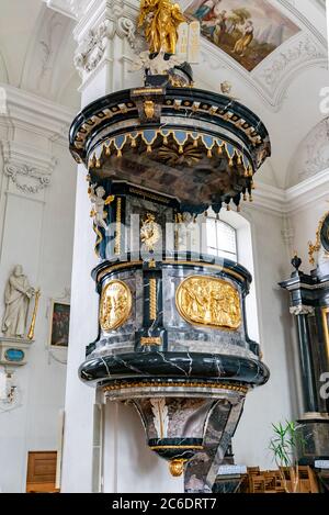 Willisau, LU / Svizzera - 3 luglio 2020: Vista interna della chiesa di Pietro e Paolo con il pulpito Foto Stock