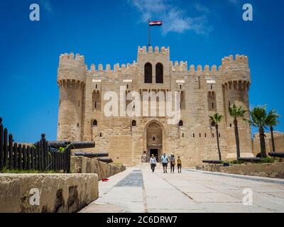 Alessandria, Egitto, 2020 giugno, turisti con maschere a piedi all'interno della cittadella di quaitbay Foto Stock