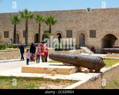 Alessandria, Egitto, 2020 giugno, turisti a piedi all'interno della cittadella di quaitbay Foto Stock