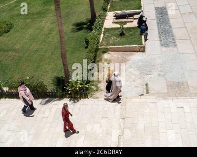 Alessandria, Egitto, 2020 giugno, turisti a piedi all'interno della cittadella di quaitbay Foto Stock