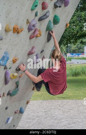 Arrampicata di Young Man presso UN muro di arrampicata ad Amsterdam Olanda 2018 Foto Stock