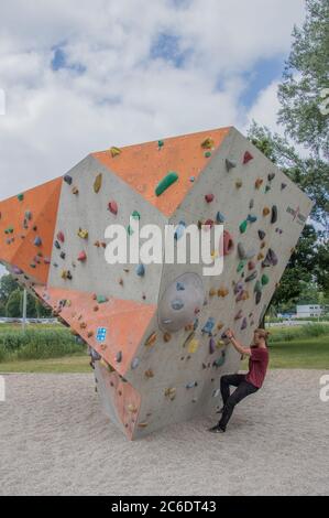 Arrampicata di Young Man presso UN muro di arrampicata ad Amsterdam Olanda 2018 Foto Stock