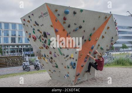 Arrampicata di Young Man presso UN muro di arrampicata ad Amsterdam Olanda 2018 Foto Stock