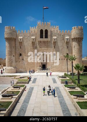 Alessandria, Egitto, 2020 giugno, la cittadella di quaitbay con alcuni turisti dopo la riapertura Foto Stock