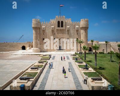 Alessandria, Egitto, 2020 giugno, la cittadella di quaitbay con alcuni turisti dopo la riapertura Foto Stock