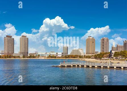 tokyo, giappone - Mars 04 2020: Mare artificiale dell'isola di Odaiba dove i turisti si godono una giornata di sole lungo il pontile del Parco Marino di Odaiba e Odaiba Foto Stock