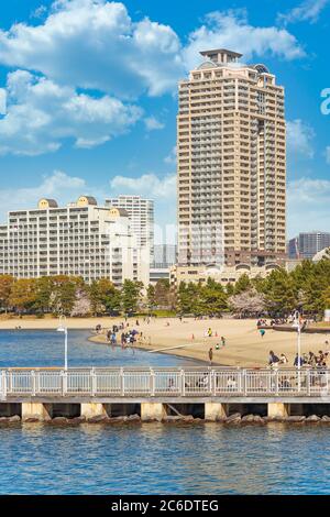 tokyo, giappone - Mars 04 2020: Mare artificiale dell'isola di Odaiba dove i turisti si godono una giornata di sole lungo il pontile del Parco Marino di Odaiba e Odaiba Foto Stock