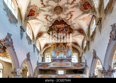 Laufenburg, AG / Svizzera - 4 luglio 2020: Vista interna della chiesa di San Giovanni a Laufenburg con i dipinti di organo e soffitto Foto Stock