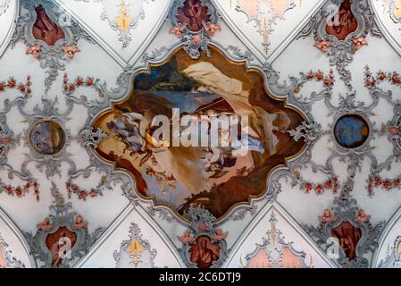 Laufenburg, AG / Svizzera - 4 luglio 2020: Vista interna della chiesa di San Giovanni a Laufenburg con i dipinti sul soffitto Foto Stock