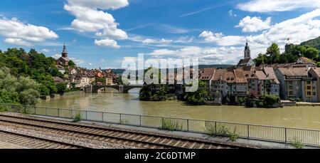 Laufenburg, AG / Svizzera - 4 luglio 2020: Vista panoramica dell'idilliaca città di confine di Laufenburg sul Reno, nella Svizzera settentrionale Foto Stock